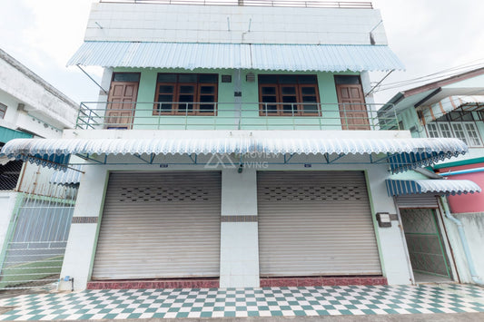 Urgent Sale! 4.X million, negotiable! 2 adjoining commercial buildings near Surat Thani City Municipality, only 200 meters away. Total size 48.6 sq. wah, 11 meters wide, 16 meters deep, 2 beds, 2 baths.