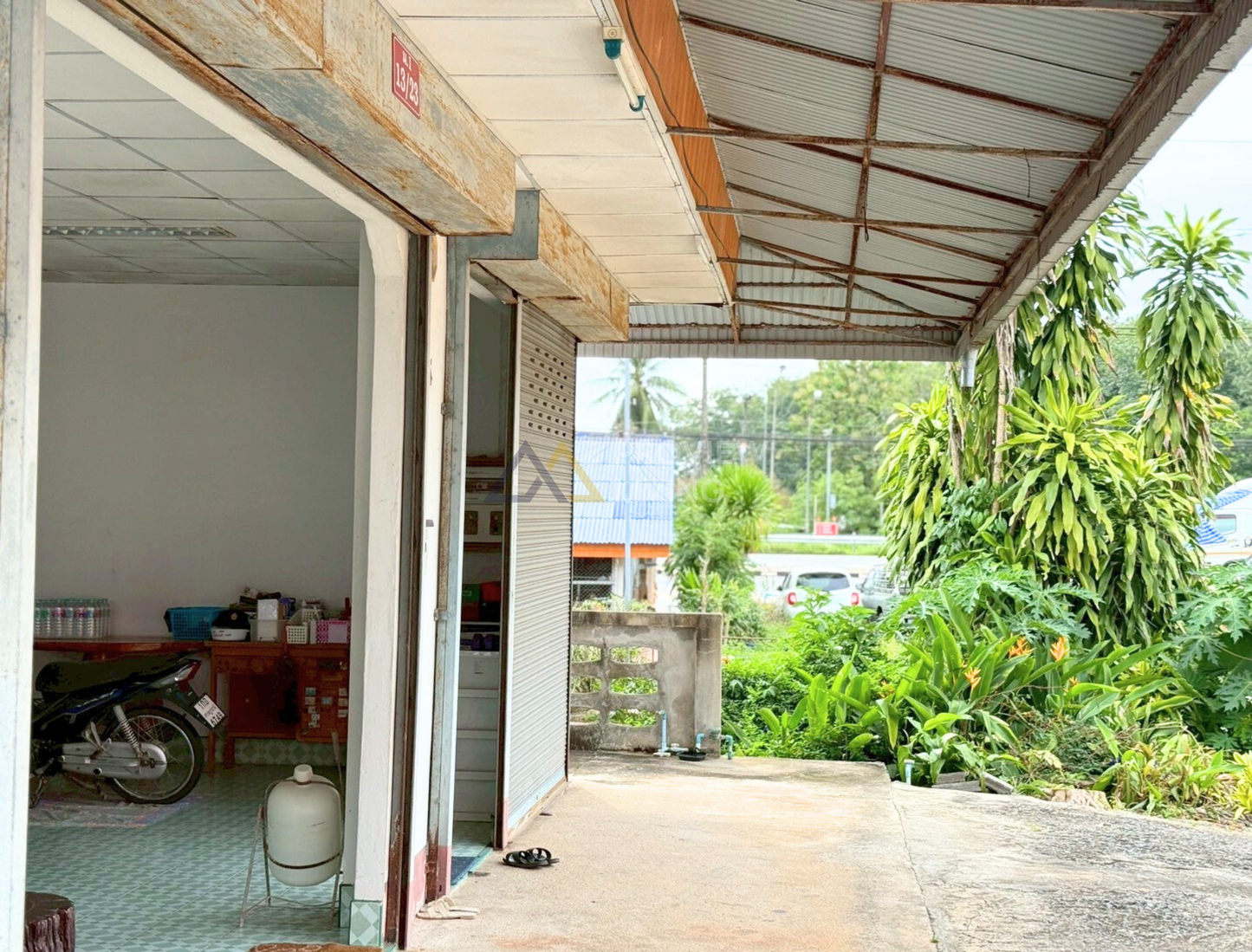 [ขายด่วน] บ้านพร้อมที่ดินใกล้สถานีภูธรตำรวจเขานิพนธ์ อำเภอเวียงสระ จ.สุราษฎร์ธานี พื้นที่รวม 162.4 ตร.วา 2 ห้องนอน 1 ห้องน้ำ 1 ห้องครัว 1 ห้องนั่งเล่น และพื้นที่สวนหลังบ้านพร้อมปรับเป็นสวนครัวหรือสิ่งปลูกสร้างอื่นๆ