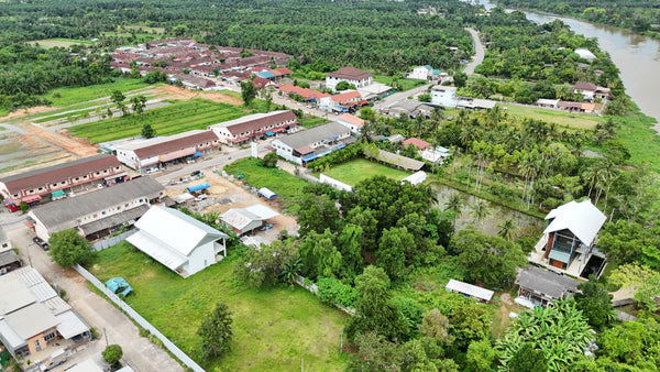 Urgent Sale! Golden Opportunity for Investors! Surat Thani land on Tapi River, 4 rai, 2 ngan, 56.5 sq. wah. Excellent location, good shape, suitable for building a house, villa, or resort. Price negotiable.