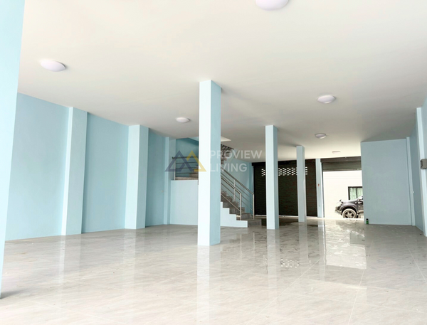 Urgent sale: 2 commercial buildings, 49 sq.w., 300 meters from Pho Wai Market. Well-built, located on the main commercial road in the heart of Surat Thani. 5 bedrooms, 4 bathrooms.