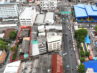 Urgent sale! Land with existing structures, 230 sq.w. in the heart of Surat Thani, behind the post office, near Surat Thani Girls' School. Corner plot with access from two roads (Premchit Pracha Road and Wat Thammabucha Road).