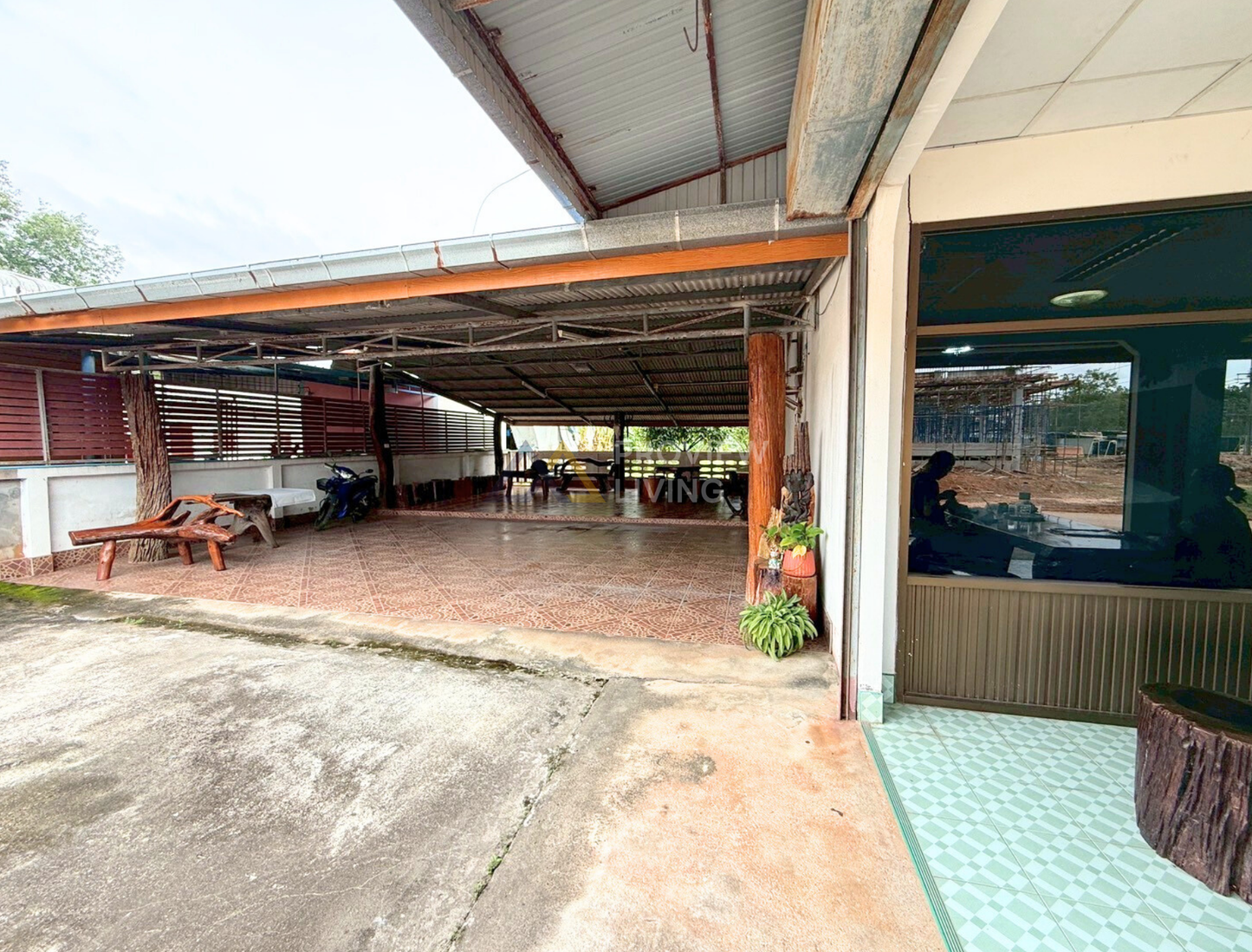 [ขายด่วน] บ้านพร้อมที่ดินใกล้สถานีภูธรตำรวจเขานิพนธ์ อำเภอเวียงสระ จ.สุราษฎร์ธานี พื้นที่รวม 162.4 ตร.วา 2 ห้องนอน 1 ห้องน้ำ 1 ห้องครัว 1 ห้องนั่งเล่น และพื้นที่สวนหลังบ้านพร้อมปรับเป็นสวนครัวหรือสิ่งปลูกสร้างอื่นๆ