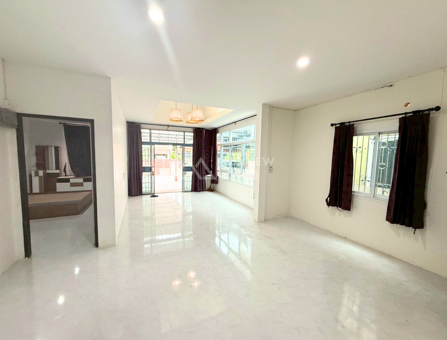 [ขายด่วน] บ้านเดี่ยวหลังใหญ่ 3 ห้องนอน 2 ห้องน้ำ ใกล้โรงพยาบาลสุราษฎร์ฯแถมเฟอร์ครบ พร้อมเข้าอยู่ ราคา 2.2X ล้าน!