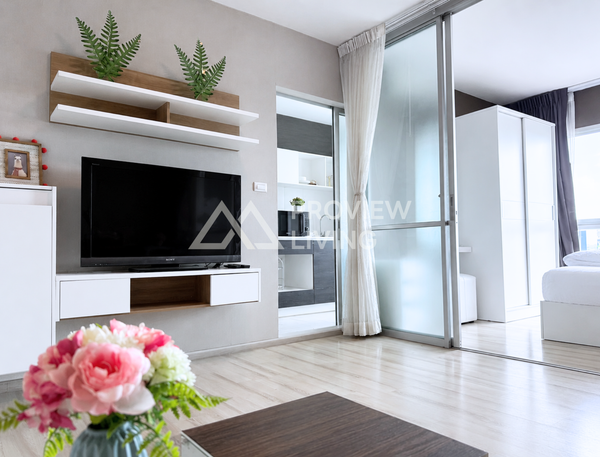 Dcondo CoCo by Sansiri for sale, a corner unit on the 8th floor with a mall view. Located directly opposite Central, this condo in Surat Thani offers high potential. 1 bed, 1 bath.