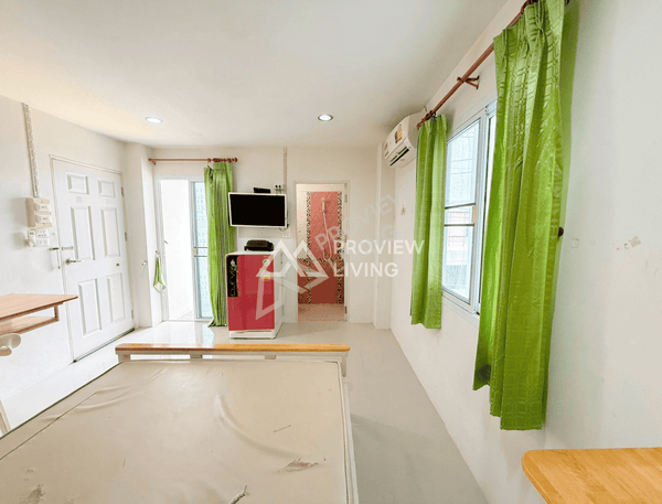 Urgent sale: Student dormitory in Soi Phiset, near Prince of Songkla University, Surat Thani Campus. Fully occupied year-round. 38 rooms on 63.2 sq. wa. All rooms have en-suite bathrooms. 38 bedrooms, 38 bathrooms.