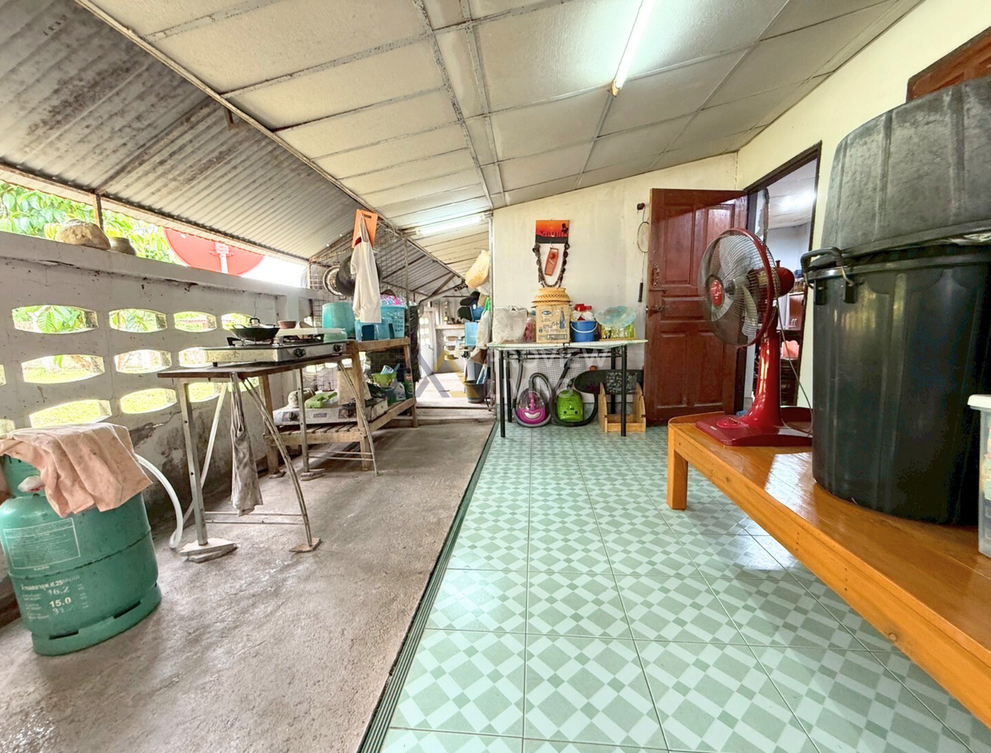 [ขายด่วน] บ้านพร้อมที่ดินใกล้สถานีภูธรตำรวจเขานิพนธ์ อำเภอเวียงสระ จ.สุราษฎร์ธานี พื้นที่รวม 162.4 ตร.วา 2 ห้องนอน 1 ห้องน้ำ 1 ห้องครัว 1 ห้องนั่งเล่น และพื้นที่สวนหลังบ้านพร้อมปรับเป็นสวนครัวหรือสิ่งปลูกสร้างอื่นๆ