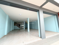 Urgent sale: 2 commercial buildings, 49 sq.w., 300 meters from Pho Wai Market. Well-built, located on the main commercial road in the heart of Surat Thani. 5 bedrooms, 4 bathrooms.