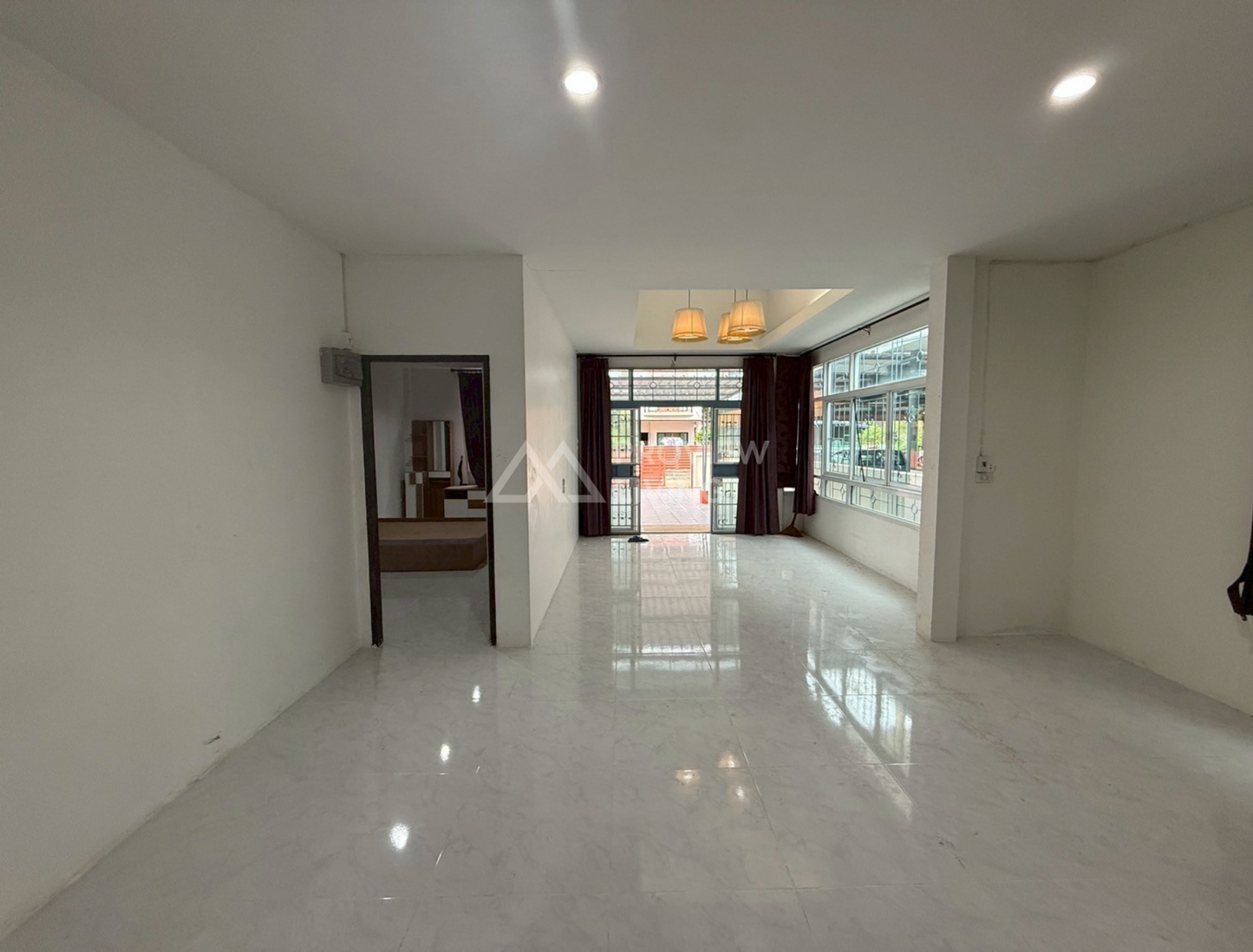 [ขายด่วน] บ้านเดี่ยวหลังใหญ่ 3 ห้องนอน 2 ห้องน้ำ ใกล้โรงพยาบาลสุราษฎร์ฯแถมเฟอร์ครบ พร้อมเข้าอยู่ ราคา 2.2X ล้าน!