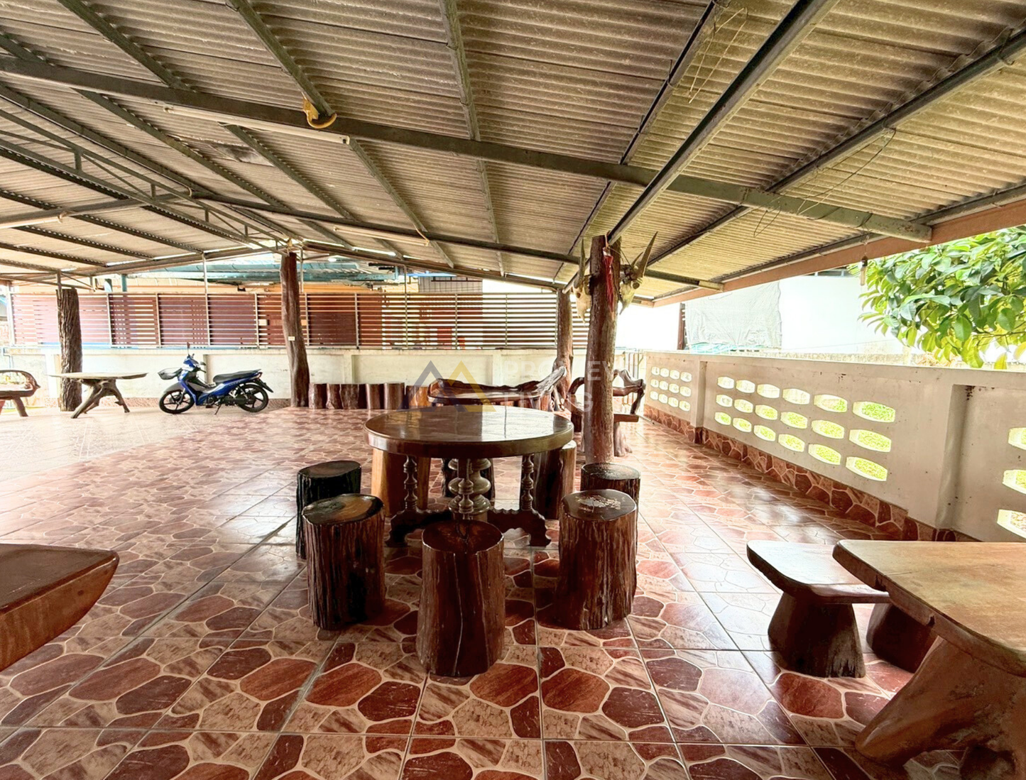 [ขายด่วน] บ้านพร้อมที่ดินใกล้สถานีภูธรตำรวจเขานิพนธ์ อำเภอเวียงสระ จ.สุราษฎร์ธานี พื้นที่รวม 162.4 ตร.วา 2 ห้องนอน 1 ห้องน้ำ 1 ห้องครัว 1 ห้องนั่งเล่น และพื้นที่สวนหลังบ้านพร้อมปรับเป็นสวนครัวหรือสิ่งปลูกสร้างอื่นๆ