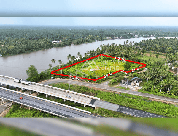 Urgent sale: Vacant land in Surat Thani, next to the Tapi River, near Ford Showroom, Bangkok Hospital, and Central Department Store. Size 6 rai 46 square wah.