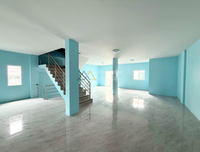Urgent sale: 2 commercial buildings, 49 sq.w., 300 meters from Pho Wai Market. Well-built, located on the main commercial road in the heart of Surat Thani. 5 bedrooms, 4 bathrooms.
