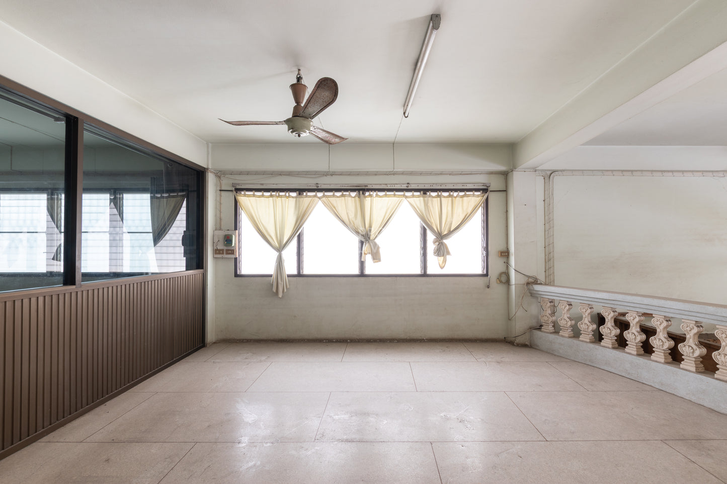 [ขาย] ที่ดินพร้อมตึก 3 ชั้นครึ่ง + ดาดฟ้า ขนาด 32.7 ตร.วา 2 คูหา ปากซอยการุณราษฎร์ 15 ทำเลใจกลางเมือง รีโนเวทเป็นโฮสเทลได้ ราคา 1X ลบ.*