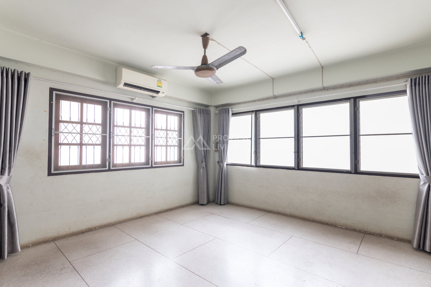 [ขาย] ที่ดินพร้อมตึก 3 ชั้นครึ่ง + ดาดฟ้า ขนาด 32.7 ตร.วา 2 คูหา ปากซอยการุณราษฎร์ 15 ทำเลใจกลางเมือง รีโนเวทเป็นโฮสเทลได้ ราคา 1X ลบ.*