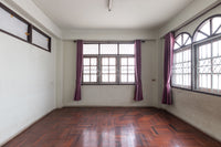 [For Sale] Land with 3.5-story building + rooftop, 32.7 sq. wah, 2 units, at the entrance of Soi Karunrat 15. Downtown location, can be renovated into a hostel.* Surat Thani, 3 beds, 3 baths.