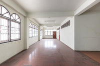 [For Sale] Land with 3.5-story building + rooftop, 32.7 sq. wah, 2 units, at the entrance of Soi Karunrat 15. Downtown location, can be renovated into a hostel.* Surat Thani, 3 beds, 3 baths.