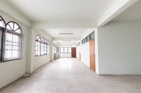 [For Sale] Land with 3.5-story building + rooftop, 32.7 sq. wah, 2 units, at the entrance of Soi Karunrat 15. Downtown location, can be renovated into a hostel.* Surat Thani, 3 beds, 3 baths.