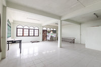 [For Sale] Land with 3.5-story building + rooftop, 32.7 sq. wah, 2 units, at the entrance of Soi Karunrat 15. Downtown location, can be renovated into a hostel.* Surat Thani, 3 beds, 3 baths.