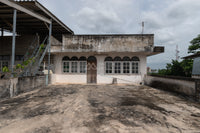 [For Sale] Land with 3.5-story building + rooftop, 32.7 sq. wah, 2 units, at the entrance of Soi Karunrat 15. Downtown location, can be renovated into a hostel.* Surat Thani, 3 beds, 3 baths.