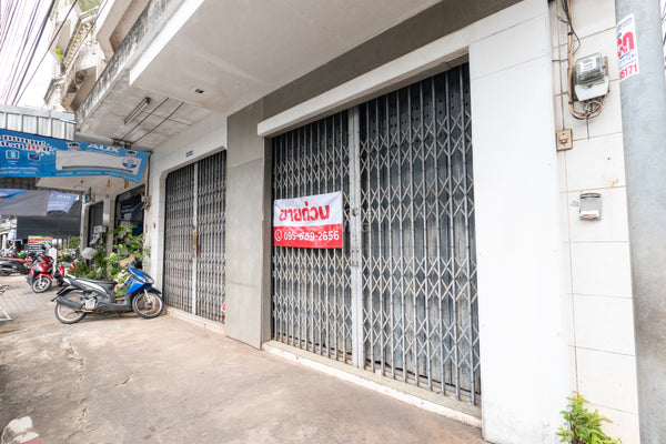 [For Sale] Land with 3.5-story building + rooftop, 32.7 sq. wah, 2 units, at the entrance of Soi Karunrat 15. Downtown location, can be renovated into a hostel.* Surat Thani, 3 beds, 3 baths.