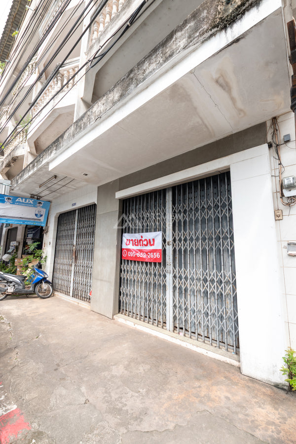 [For Sale] Land with 3.5-story building + rooftop, 32.7 sq. wah, 2 units, at the entrance of Soi Karunrat 15. Downtown location, can be renovated into a hostel.* Surat Thani, 3 beds, 3 baths.