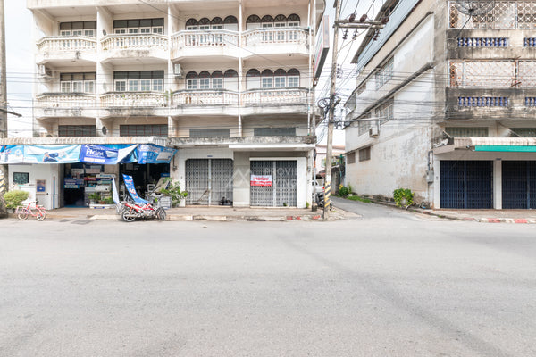 [For Sale] Land with 3.5-story building + rooftop, 32.7 sq. wah, 2 units, at the entrance of Soi Karunrat 15. Downtown location, can be renovated into a hostel.* Surat Thani, 3 beds, 3 baths.