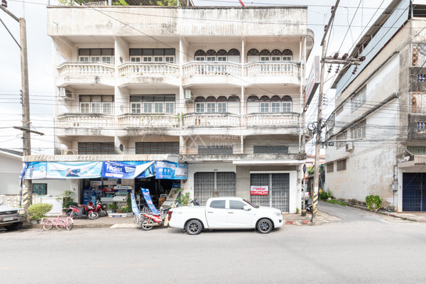 [For Sale] Land with 3.5-story building + rooftop, 32.7 sq. wah, 2 units, at the entrance of Soi Karunrat 15. Downtown location, can be renovated into a hostel.* Surat Thani, 3 beds, 3 baths.