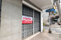 [For Sale] Land with 3.5-story building + rooftop, 32.7 sq. wah, 2 units, at the entrance of Soi Karunrat 15. Downtown location, can be renovated into a hostel.* Surat Thani, 3 beds, 3 baths.