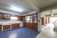 [For Sale] Land with 3.5-story building + rooftop, 32.7 sq. wah, 2 units, at the entrance of Soi Karunrat 15. Downtown location, can be renovated into a hostel.* Surat Thani, 3 beds, 3 baths.