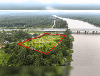 Urgent sale: Vacant land in Surat Thani, next to the Tapi River, near Ford Showroom, Bangkok Hospital, and Central Department Store. Size 6 rai 46 square wah.