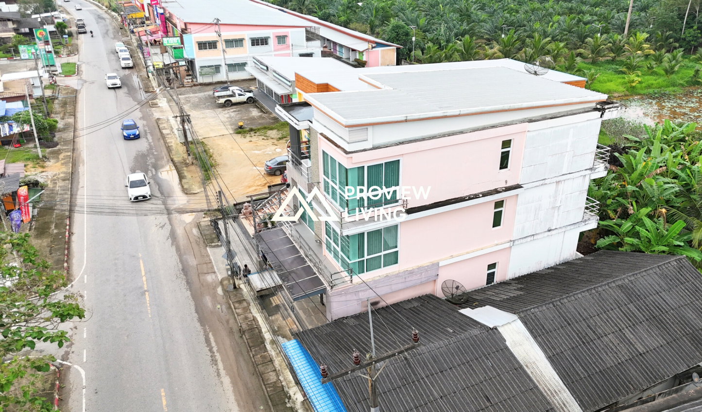 [ขายด่วน] อาคารพาณิชย์ 2 คูหา ขนาด 50 ตร.วา 4 ห้องนอน 5 ห้องน้ำ แถมแอร์ 6 ตัว ใกล้ที่ว่าการอำเภอคีรีรัฐนิคม ราคา 6.XX ลบ.