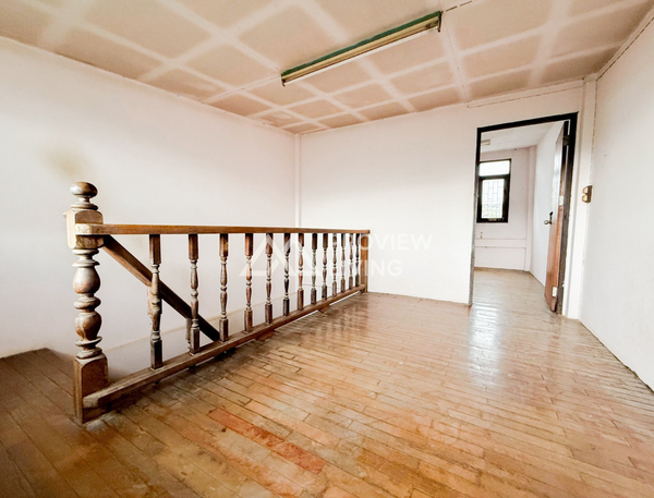 2-story townhome, 16.5 square wah, Soi Talad Mai 35, near Lucky Restaurant, price 980,000 Baht