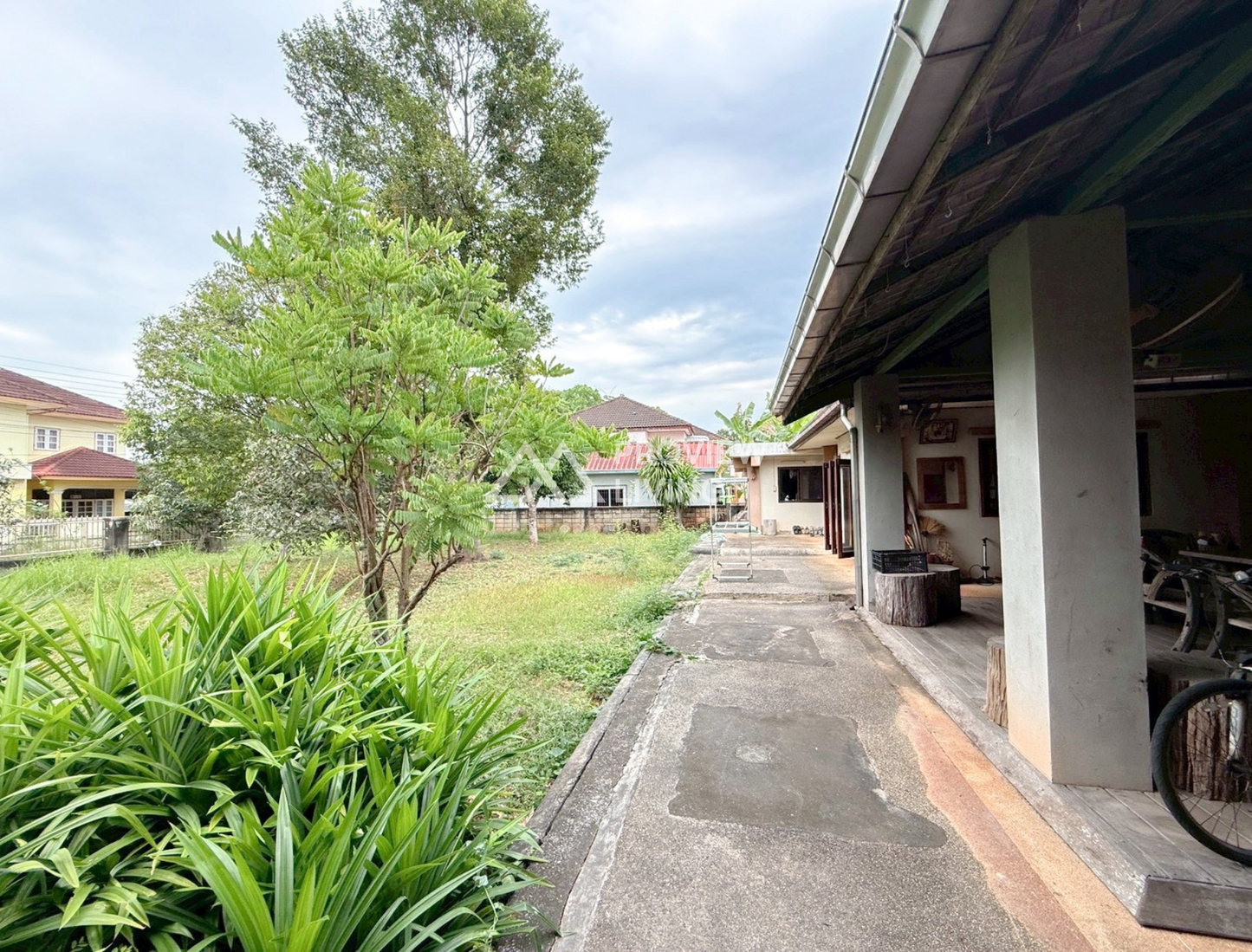 [ขายด่วน] บ้านเดี่ยว หลังใหญ่ มี2หลังในรั่วเดียว หมู่บ้านเสาวลักษณ์ 296.6 ตารางวา ราคา 8.XX ลบ.