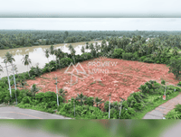 Urgent sale: Vacant land in Surat Thani, next to the Tapi River, near Ford Showroom, Bangkok Hospital, and Central Department Store. Size 6 rai 46 square wah.