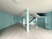 Urgent sale: 2 commercial buildings, 49 sq.w., 300 meters from Pho Wai Market. Well-built, located on the main commercial road in the heart of Surat Thani. 5 bedrooms, 4 bathrooms.