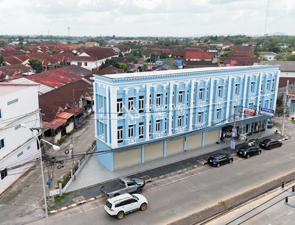 [Reserved] Commercial building, 3-story building (3 units, 2 units), on the new Si Kasem 15 road, starting at Surat Thani