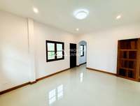 For sale: 2-storey detached corner house, Soi Sri Kasem 15, 100 sq.wah, 3 bedrooms, 3 bathrooms, 4 parking spaces, Baan Wassana, Tad Mai Nai Luek (near the slaughterhouse), Surat Thani.