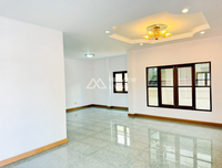 For sale: 2-storey detached corner house, Soi Sri Kasem 15, 100 sq.wah, 3 bedrooms, 3 bathrooms, 4 parking spaces, Baan Wassana, Tad Mai Nai Luek (near the slaughterhouse), Surat Thani.