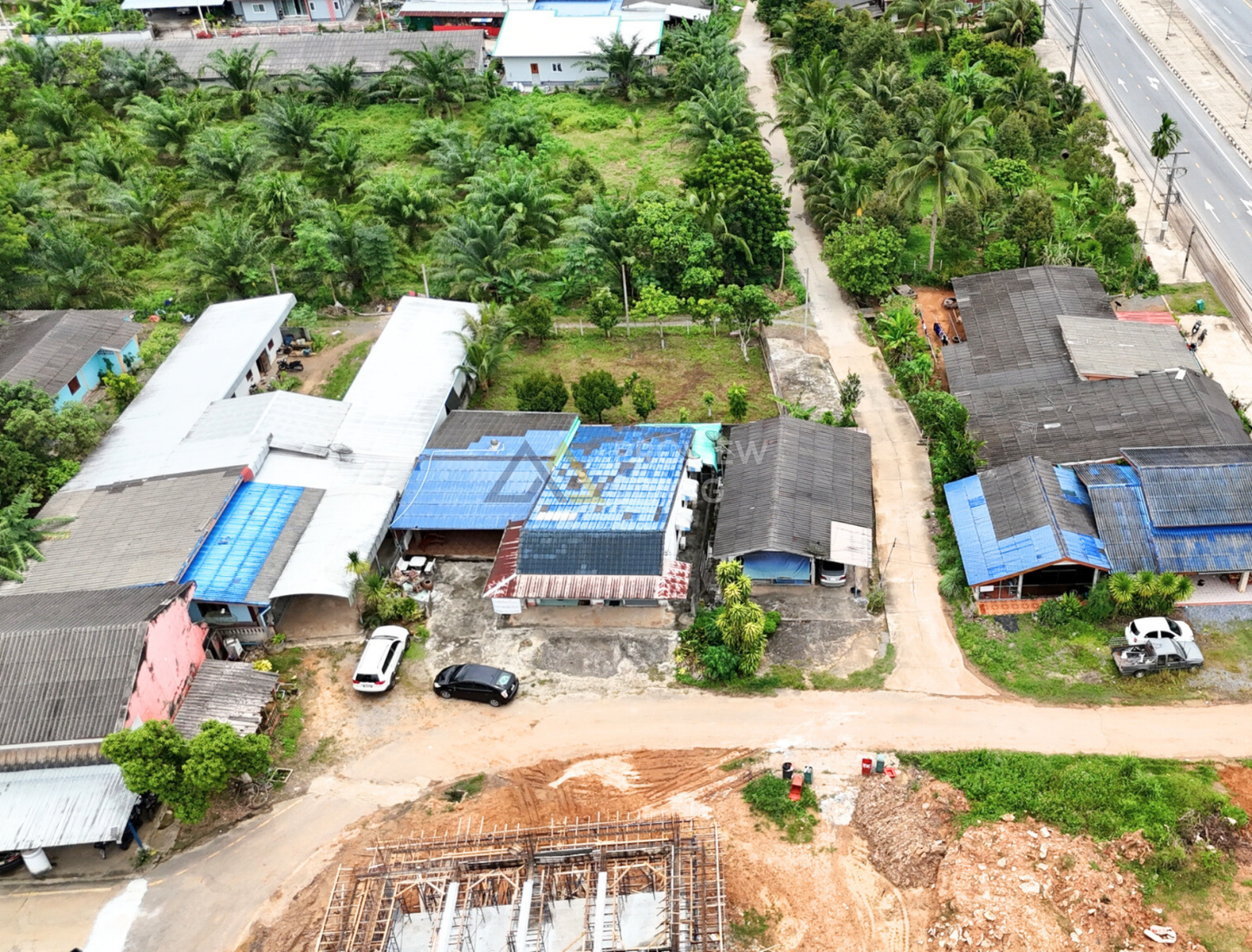 [ขายด่วน] บ้านพร้อมที่ดินใกล้สถานีภูธรตำรวจเขานิพนธ์ อำเภอเวียงสระ จ.สุราษฎร์ธานี พื้นที่รวม 162.4 ตร.วา 2 ห้องนอน 1 ห้องน้ำ 1 ห้องครัว 1 ห้องนั่งเล่น และพื้นที่สวนหลังบ้านพร้อมปรับเป็นสวนครัวหรือสิ่งปลูกสร้างอื่นๆ