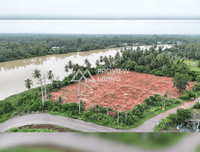 Urgent sale: Vacant land in Surat Thani, next to the Tapi River, near Ford Showroom, Bangkok Hospital, and Central Department Store. Size 6 rai 46 square wah.