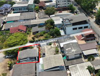 2-story detached house for sale in Soi Phakdi Anusorn 2, opposite Surat Thani City Municipality, for 3.XX million baht.