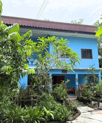 For quick sale: Garden house in Surat Thani, fully furnished, with various trees. 5 bedrooms, 2 bathrooms, with a waterfront pavilion. Large plot of land 381 sq. wah, 25 m wide, 61 m deep.