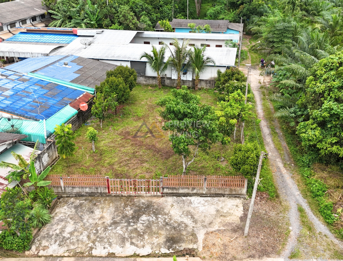 [ขายด่วน] บ้านพร้อมที่ดินใกล้สถานีภูธรตำรวจเขานิพนธ์ อำเภอเวียงสระ จ.สุราษฎร์ธานี พื้นที่รวม 162.4 ตร.วา 2 ห้องนอน 1 ห้องน้ำ 1 ห้องครัว 1 ห้องนั่งเล่น และพื้นที่สวนหลังบ้านพร้อมปรับเป็นสวนครัวหรือสิ่งปลูกสร้างอื่นๆ