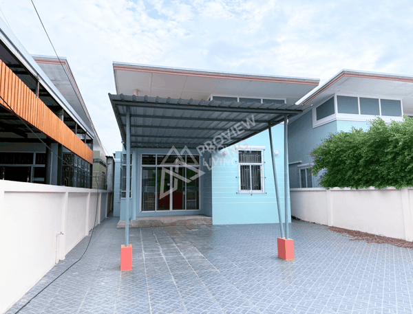 Urgent sale! 3-bedroom, 2-bathroom detached house in Soi Sriwichai 16, near Surat Thani Hospital. Fully furnished. Special price 2.2X million!
