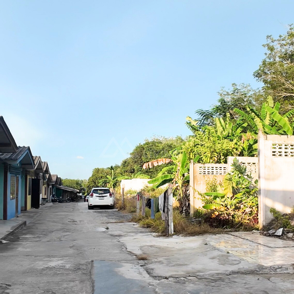 Urgent sale: House with 4 rai 2 ngan 73 sq. wa of land. Location: Khun Thale Soi 2, Surat Thani, near Wongbandit Factory.