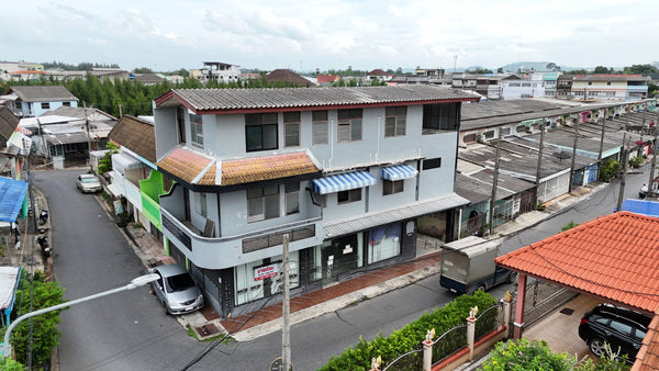 [Reserved] 3-story dormitory, 8 bedrooms, 4 bathrooms, 21.9 sq. wah. Located 200 meters from the back gate of the provincial school. Good location, great value for 3.X million baht. Surat Thani.