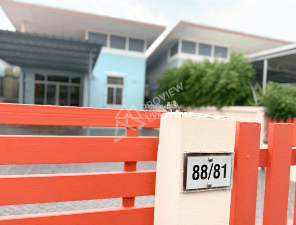 Urgent sale! 3-bedroom, 2-bathroom detached house in Soi Sriwichai 16, near Surat Thani Hospital. Fully furnished. Special price 2.2X million!