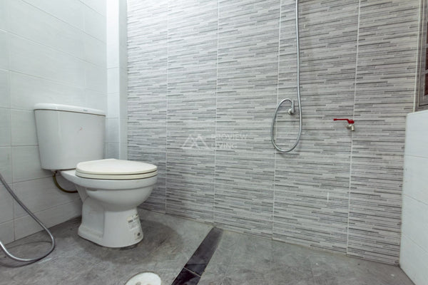 [FOR SALE] 2-storey shophouse, 2 units. Each unit has 2 bedrooms, 2 bathrooms. Total size 30.2 sq.wa. Soi Nok 13. Near Suratthani School, Government Complex, and Suratthani Technical College.