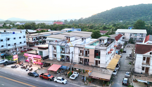 For urgent sale: Dormitory in Suratthani, Special Soi, Prince of Songkla University. Fully rented all year. Size 21.9 sq. wah, 7 bedrooms with en-suite bathrooms in every room. There is a hall on the ground floor for opening a shop. 8 bathrooms.