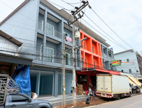 Urgent sale: 2 commercial buildings, 49 sq.w., 300 meters from Pho Wai Market. Well-built, located on the main commercial road in the heart of Surat Thani. 5 bedrooms, 4 bathrooms.