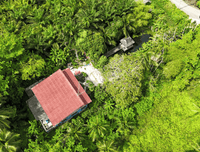 For quick sale: Garden house in Surat Thani, fully furnished, with various trees. 5 bedrooms, 2 bathrooms, with a waterfront pavilion. Large plot of land 381 sq. wah, 25 m wide, 61 m deep.